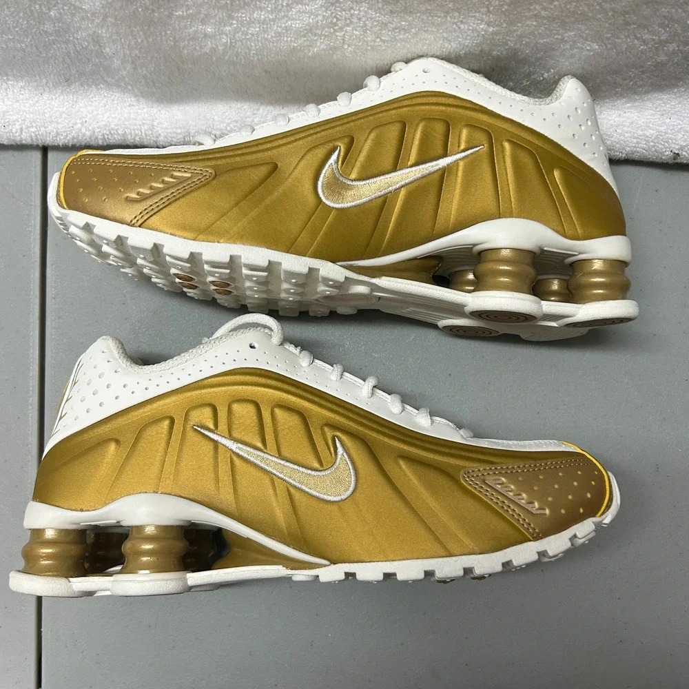 Nike Womens Size 6.5 Shox R4 Gold/Soft Pearl/Metallic Gold Athletic Shoes